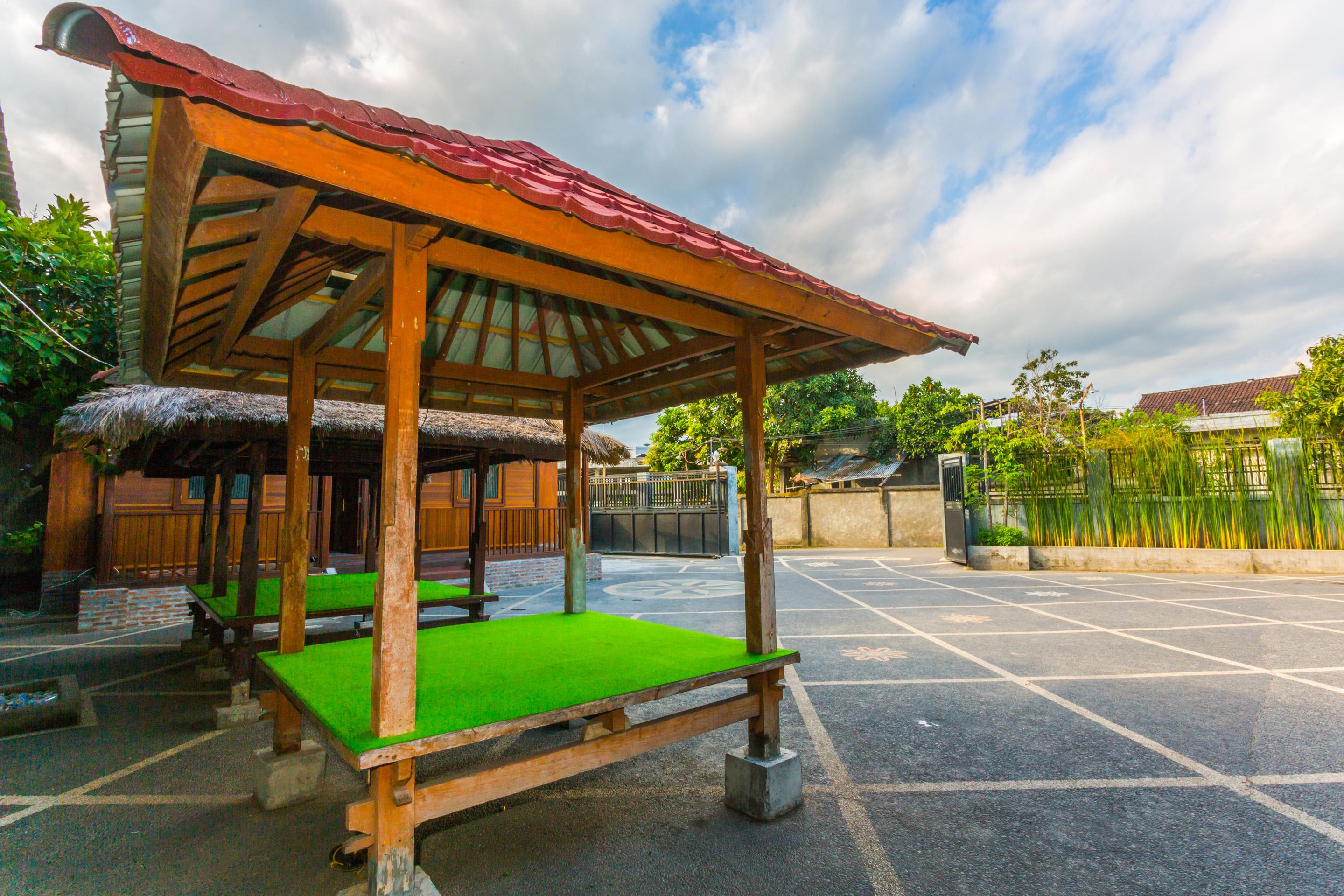 Oyo 1427 Azzahra Guest House Syariah Mataram Eksteriør billede