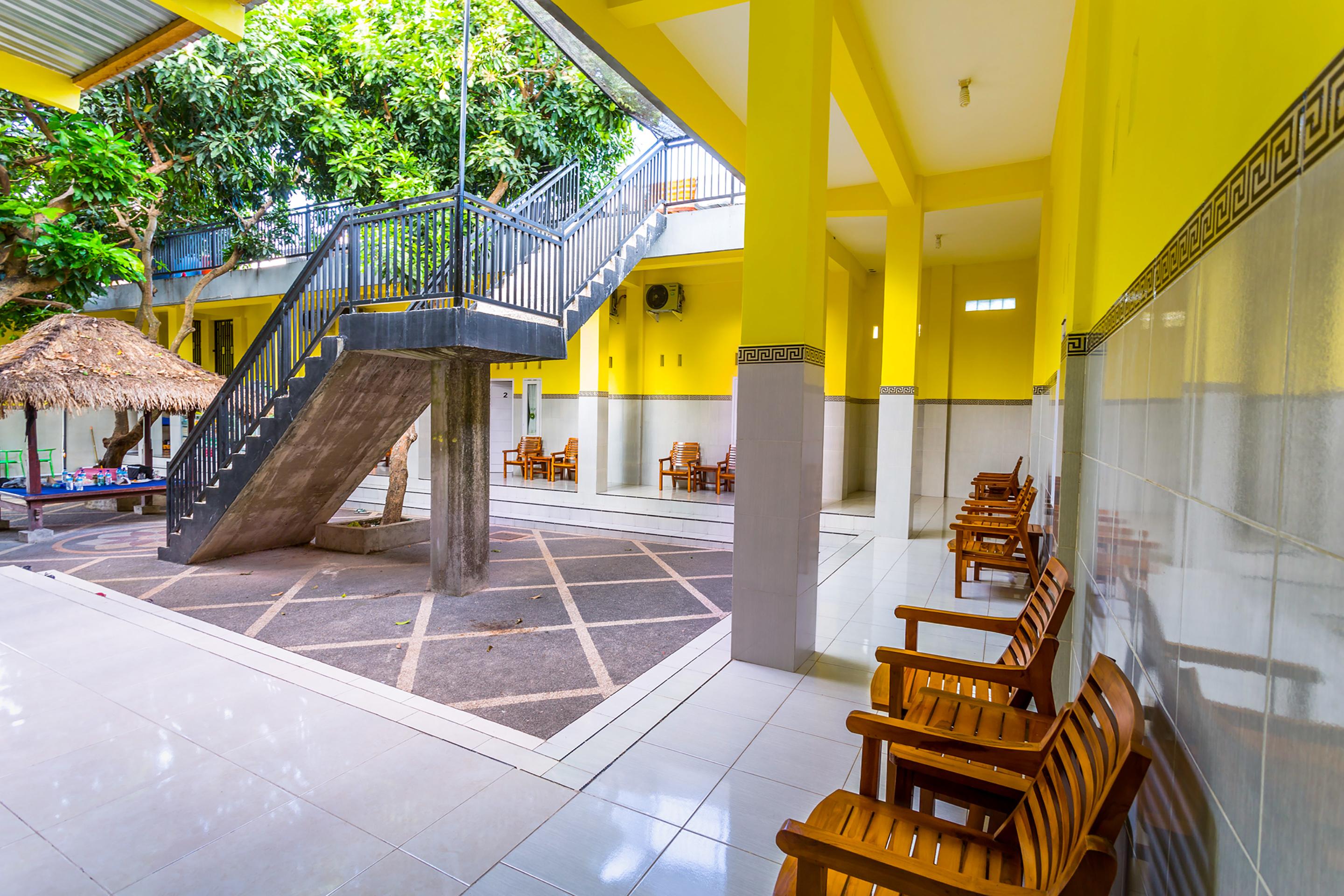 Oyo 1427 Azzahra Guest House Syariah Mataram Eksteriør billede