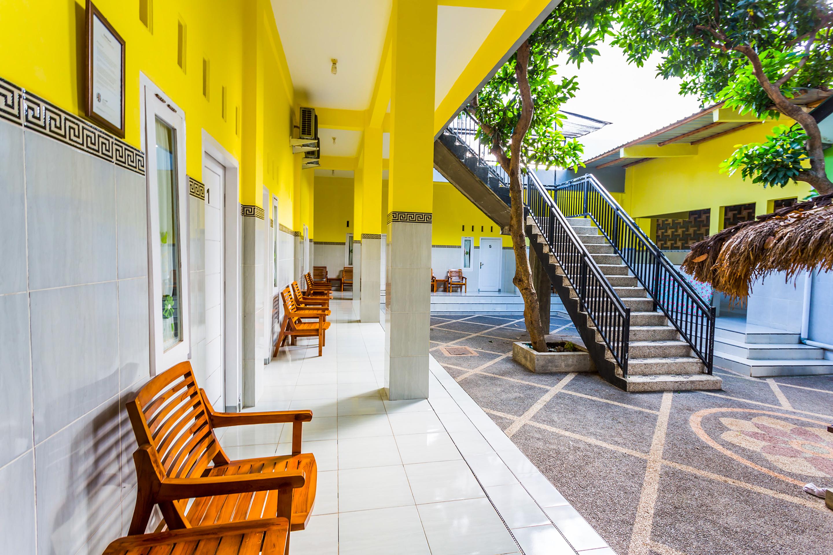 Oyo 1427 Azzahra Guest House Syariah Mataram Eksteriør billede