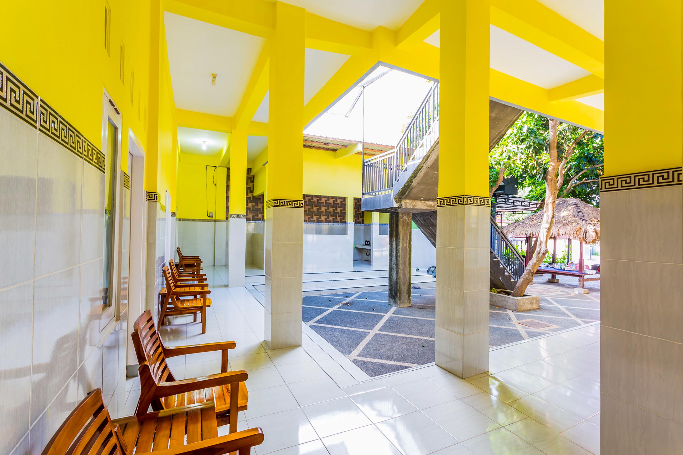 Oyo 1427 Azzahra Guest House Syariah Mataram Eksteriør billede