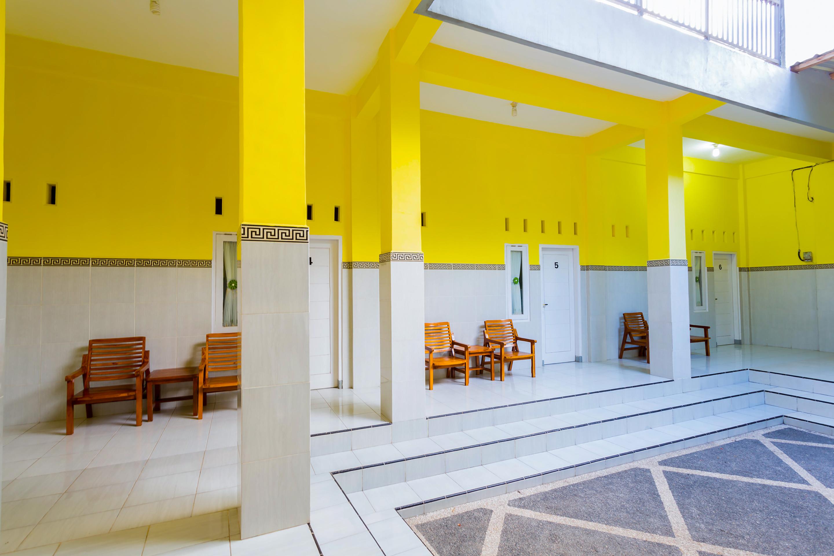 Oyo 1427 Azzahra Guest House Syariah Mataram Eksteriør billede