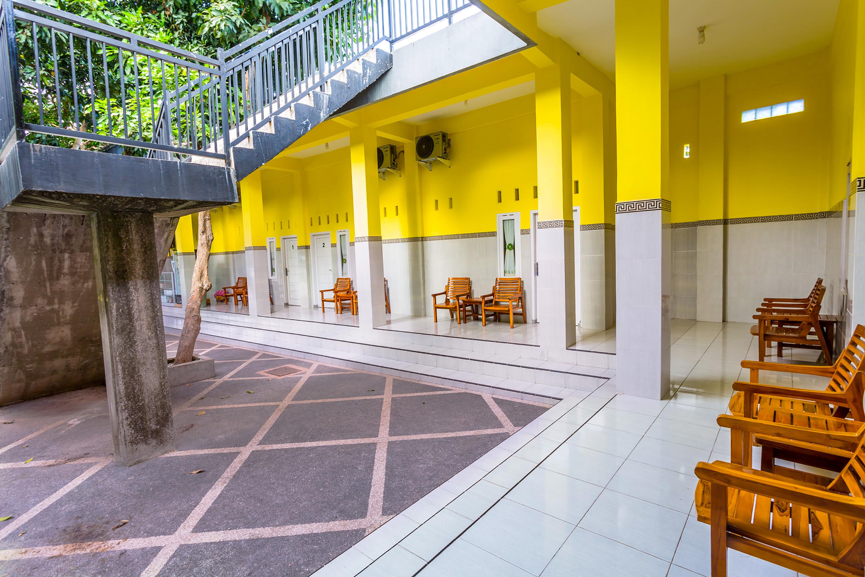 Oyo 1427 Azzahra Guest House Syariah Mataram Eksteriør billede